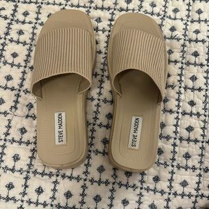 NWOT Steven Madden beige slides size 8.5